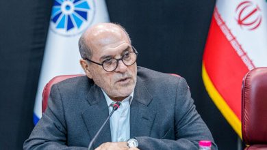 محمود نجفی عرب- رئیس اتاق بازرگانی تهران- در بیستمین نشست هیات نمایندگان دور دهم اتاق بازرگانی تهران، یادآور شد: در مجلس قبلی، طرحی تحت عنوان "قانون اتاق بازرگانی، صنایع، معادن و کشاورزی" مطرح شد و مورد پیگیری قرار گرفت؛ طی چند سال گذشته نیز دولت هم حساسیت خاصی نسبت به اتاق پیدا کرد. این طرح در مجلس یازدهم به سرانجام نرسید؛ بنابراین مجدد مدتی است که در صحن کمیسیون اقتصادی مجس دوازدهم مطرح شده است. وی با بیان اینکه چند نکته در این طرح قابل بررسی و توجه است، گفت: علاوه بر موضوع تعداد افراد هیات نمایندگان که از جمعیت ۴۰ نفره به ۳۰ نفر در اتاق تهران تقلیل یافته و برای اتاق ایران هم به ۳۵۰ نفر کاهش داشته و مورد بررسی در مورد این طرح است، می‌توان گفت که این طرح با چالش‌های بسیاری مواجه بوده؛ بنابراین برای بررسی بیشتر، به کمیته بازرگانی کمیسیون اقتصادی مجلس واگذار شده است. ضرورت دارد که همه ما به سهم خود، تلاش کنیم تا استقلال بخش خصوصی در حوزه اتاق حفظ شود. رئیس اتاق بازرگانی تهران در ادامه ضمن اشاره به اختلاف نظری میان دیوان محاسبات و مجلس در خصوص دریافت مالیات بر ارزش افزوده کالاهای اساسی که از سال ۱۴۰۰ وجود دارد، اظهار کرد: در حال حاضر مالیات بر ارزش افزوده کالاها ۱۰ درصد و برای کالاهای اساسی ۱.۲ درصد است. طبق تفسیری که دیوان محاسبات بر این موضوع دارد، اعلام می‌کند که گمرک از سال ۱۴۰۰ این عدد را دریافت نکرده و قصور داشته است. این درحالیست که معاونت حقوقی ریاست جمهوری اعلام می‌کند که این ۱.۲ باید از همان ۱۰ درصد گرفته شود، نه اینکه ۱.۲ درصد مجدداً اضافه شود. این درحالیست که دیوان محاسبات تفسیر می‌کند این ۱.۲ مازاد بر آن ۱۰ درصد است. مفهوم این موضوع این است که در رابطه با کالاهای اساسی که ۱.۲ وصول می‌شود، ۱.۲ درصد دیگر اضافه شود و در مورد سایر کالاها هم ۱.۲ بر ۱۰ درصد اضافه شود. به سال ۱۴۰۰ برنگردیم! نجفی عرب خاطرنشان کرد: چنانچه این اتفاق رخ دهد، طبق محاسباتی که انجام شده، حدود ۲۲ تا ۳۰ همت در قیمت کالاها و مصرف‌کننده، اثرگذار خواهد بود. در حال حاضر کشمکش میان مجلس و دیوان محاسبات وجود دارد و گمرک هم درگیر شده است. گفته می شود ذی‌الحساب گمرک اصرار بر وصول این مبلغ دارند. وی در مورد اثراتی که این اتفاق می‌تواند داشته باشد، گفت: یکی از نتایج تحقق این موضوع (اخذ ۱.۲ درصد مازاد بر ۱۰ درصد)، رسوب کالا در گمرکات است. همچنین کالاهای اساسی همچون دارو، تجهیزات پزشکی و نهاده‌های دامی با افزایش قیمت قابل توجه مواجه خواهند شد. اگر این اتفاق بیفتد به سال ۱۴۰۰ برخواهیم گشت. ضمن اینکه هزینه انبارداری برای فعالان اقتصادی نیز افزایش پیدا می‌کند. بنابراین بهتر است که به هر شکلی که ممکن است از این امر جلوگیری شود. در این رابطه، نامه‌های متعددی به سران قوا، معاون اول رئیس جمهور و حوزه‌های مختلف مجلس ارسال کرده‌ایم و بایستی تلاش کنیم این استنباط غلط از روی این موضوع برداشته شود. ارجاع بسته پیشنهادی رفع ناترازی برق و گاز با مشارکت تمام ذی‌نفعان در ادامه بیستمین نشست هیات نمایندگان دور دهم اتاق بازرگانی تهران- سعید تاجیک- رئیس کمیسیون انرژی و محیط زیست اتاق تهران- به ارائه گزارش اقدامات کمیسیون انرژی اتاق تهران در رابطه با ناترازی برق پرداخت و اظهار کرد: ناترازی برق جزو موضوعاتی است که در هر مجلس و محفلی مطرح می‌شود و مورد بحث صنعتگران است. اما اتاق تهران و کمیسیون انژری و محیط‌زیست در یکسال گذشته، طرحی را به‌صورت جمعی اجرا کردند. در ابتدا از ریاست اتاق تهران خواستیم این موضوع از طریق کمیسیون اتاق تهران کانالیزه شود و از طریق کمیسیون اتاق پیگیری شود و موازی کاری در حوزه‌های مختلف در اتاق صورت نگیرد. وی افزود: ما تمام ذی‌نفعان صنعت از تولیدکننده تا مصرف‌کننده، وزارت صمت، شرکت توانیر، شهرک‌های صنعتی، تمام تشکل‌های مرتبط با برق و تامین زیرساخت‌ها را به کمیسیون دعوت کردیم. دلیل هم این بوده که قصد داشتیم به یک بسته پیشنهادی برسیم که فقط به اعداد و ارقام در ناترازی بسنده نشود، بلکه پیشنهادات هم اخذ شوند. در نهایت این اقدام منجر به تدوین دو بسته پیشنهادی سیاستی شد که یکی در مورد ناترازی گاز و دیگری مرتبط با حوزه ناترازی گاز است. این دو بسته طی دو مرحله ارائه شده است که ذیل هردو تایید معاونت اول ریاست جمهوری وجود دارد. این بسته جهت پیگیری و اجرا به دو وزاتخانه نیرو و نفت ارجاع شد. این عضو هیات نمایندگان اتاق تهران گفت: کل ناترازی سال گذشته ۱۲ هزار مگاوات بود. امسال به ۱۷ هزار مگاوات رسیده و در روزهایی حتی در شهریور ماه به ۱۹ هزار مگاوات هم رسید. با این روند، در سال ۱۴۰۴ به رقم ۲۰ تا ۲۲ هزار مگاوات کسری برق هم در اوج مصرف خواهیم رسید. مجموع نیاز بخش صنعت حدود ۳۰۰ هزار مگاوات است؛ بنابراین با تحقق این کسری، ۷۰ درصد صنعت در سال ۱۴۰۴ را متوقف خواهیم کرد. کل نیروگاه‌هایی که امسال تا پایان سال به ظرفیت مازاد خواهد رسید در بهترین حالت ۳۰۰۰ مگاوات تامین می‌شود، ۸۰۰۰ مگاوات هم نیروگاه در حال ساخت است. تاجیک با بیان اینکه امسال اتفاق عجیبی رخ داد که نکته زیست‌محیطی دارد، خاطرنشان کرد: رشد مصرف برق ما در ۱۰ سال گذشته متوسط پنج درصد سالانه بوده و رشد تولید برق سالانه ۳.۵ درصد. امسال طی شش ماهه نخست، رشد مصرف برق ۸.۷ درصد ثبت شده است. یکی از مهمترین دلایل این افزایش، این بود که فصل گرم امسال یک تا دو درجه گرمتر از سال گذشته بود. در حال حاضر نسبت به ۲۰ سال قبل، دمای ایران بیش از سه درجه افزایش پیدا کرده است که تاثیر قابل توجهی در مصرف برق دارد؛ چراکه هر یک درجه افزایش دمای هوا، حدود ۱۷۰۰ مگاوات مصرف برق را در پیک مصرف افزایش می‌دهد. در ادامه‌ این نشست، رئیس کمیسیون کشاورزی وصنایع تبدیلی اتاق بازرگانی تهران نیز به گزارش عملکرد این کمیسیون به تفصیل پرداخت.