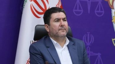 سنددار کردن املاک دولتی مؤثرترین ابزار صیانت از بیتالمال وی با اشاره به قوانین الزام به ثبت رسمی معاملات اموال غیرمنقول و قانون جامع حدنگار (کاداستر) افزود: اجرای این قوانین نه تنها موجب شفافیت در مدیریت داراییهای ملی میشود، بلکه اقدامی اساسی در مسیر پیشگیری از وقوع جرم و کاهش ورودی پروندهها به دستگاه قضائی است. معاون اجتماعی و پیشگیری دادگستری کل استان قزوین از اداره کل اقتصاد و دارایی استان بهخاطر تشکیل کمیته تخصصی مستندسازی املاک دولتی تقدیر کرد و گفت: این کمیته باید فراتر از گردآوری اطلاعات، به مرجع راهبری و پیگیری مستمر تبدیل شود و ظرف مدت کوتاه، نتایج ملموس و قابل ارزیابی در زمینه صدور اسناد حدنگار ارائه نماید. فولیان دستگاههای آموزش و پرورش، ورزش و جوانان و دانشگاه علوم پزشکی را مکلف کرد اقدامات فوری در زمینه سنددار کردن املاک تحت اختیار خود انجام دهند و تأکید کرد: بلاتکلیفی املاک آموزشی و درمانی، بهطور مستقیم بر حقوق دانشآموزان و سلامت مردم تأثیر میگذارد و کوتاهی در این زمینه پذیرفتنی نیست. وی همچنین خاطرنشان کرد: دادگستری کل استان قزوین، ضمن حمایت از دستگاههای همراه و متعهد، در برابر هرگونه ترک فعل یا قصور احتمالی قاطعانه برخورد خواهد کرد. صرف ارائه گزارش کافی نیست؛ بلکه اقدامات عملی، مستند و زمانبندیشده ملاک ارزیابی خواهد بود. فولیان در پایان با بیان اینکه بهزودی جدول رتبهبندی عملکرد دستگاههای اجرایی منتشر خواهد شد، گفت: دستگاههای پیشرو مورد تقدیر قرار میگیرند و مدیران دستگاههای کمکار باید پاسخگوی قصور خود باشند. امیدواریم با همت و همکاری همه دستگاهها، استان قزوین پیشگام در ثبت و مستندسازی املاک دولتی باشد.